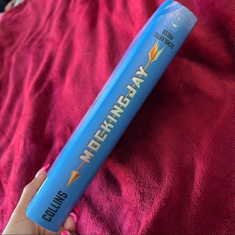 Bookβbundle! One ofΒ us is lying & mockingjay - Picture 9 of 11
